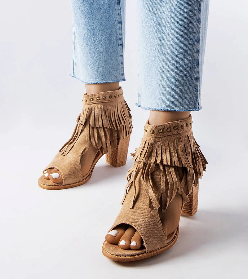 Brązowe sandały na słupku w stylu boho