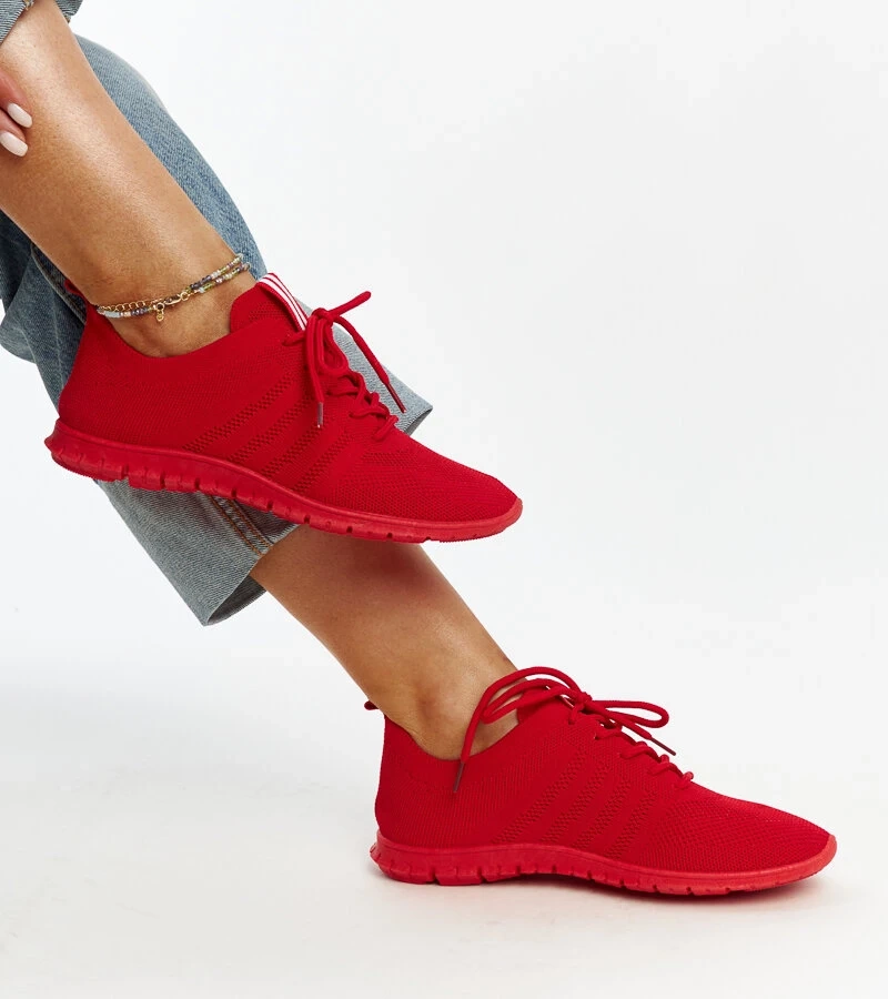Czerwone sneakersy sportowe