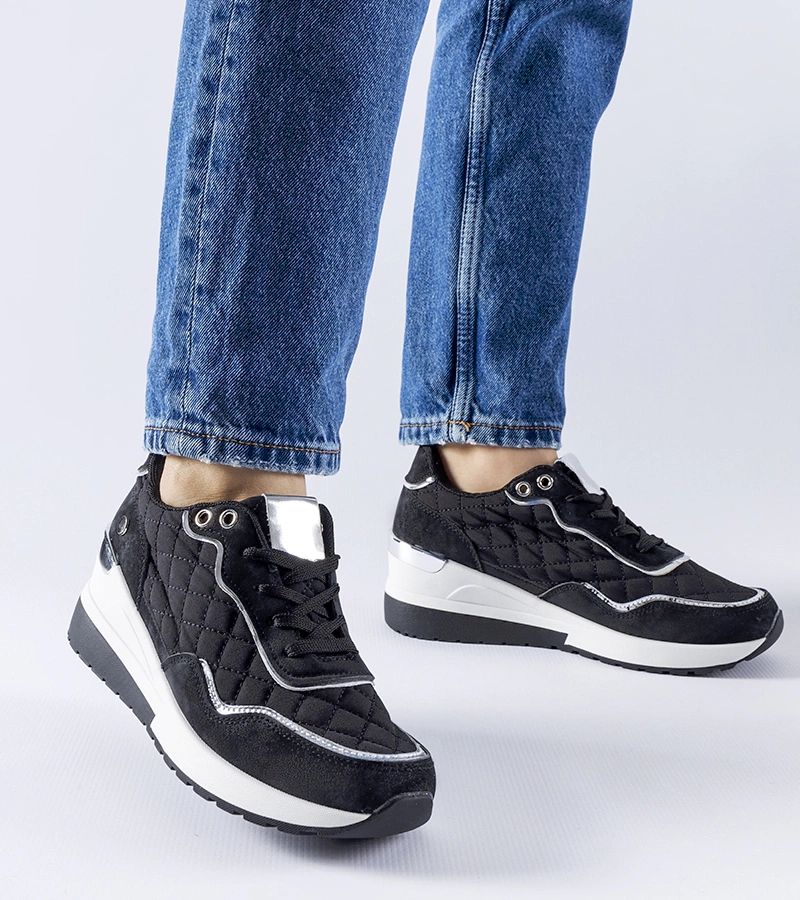 Czarne pikowane sneakersy na koturnie