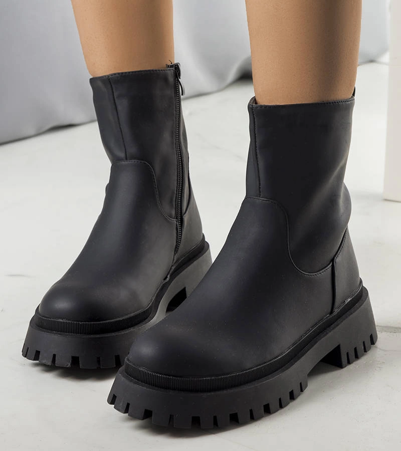 Czarne ocieplane botki matowe