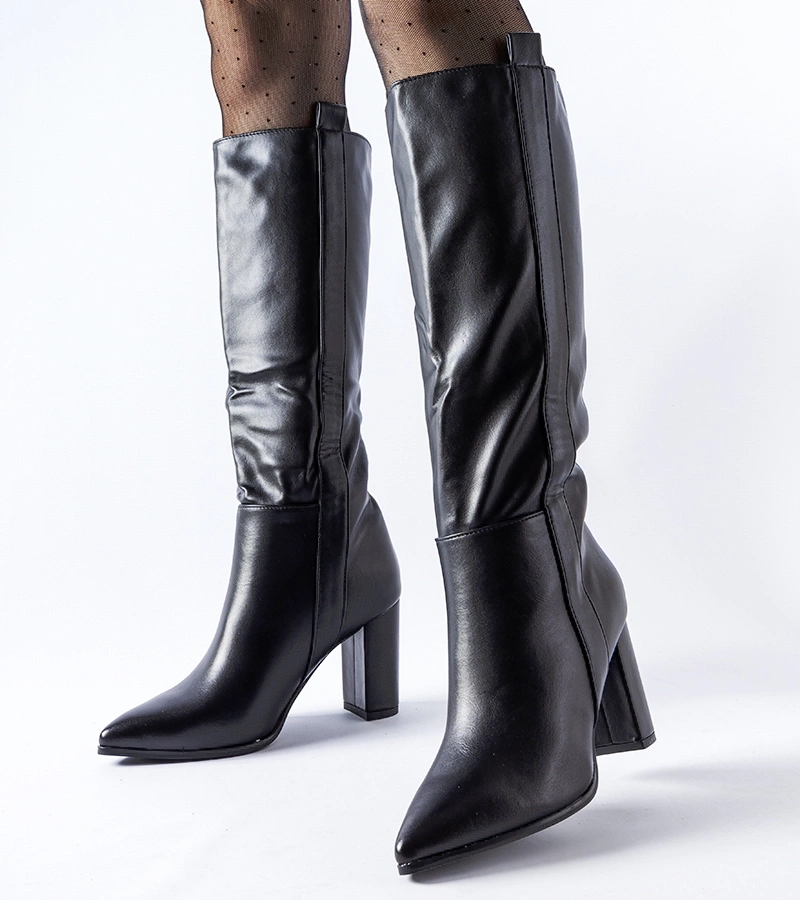 Czarne wsuwane klasyczne kozaki na słupku