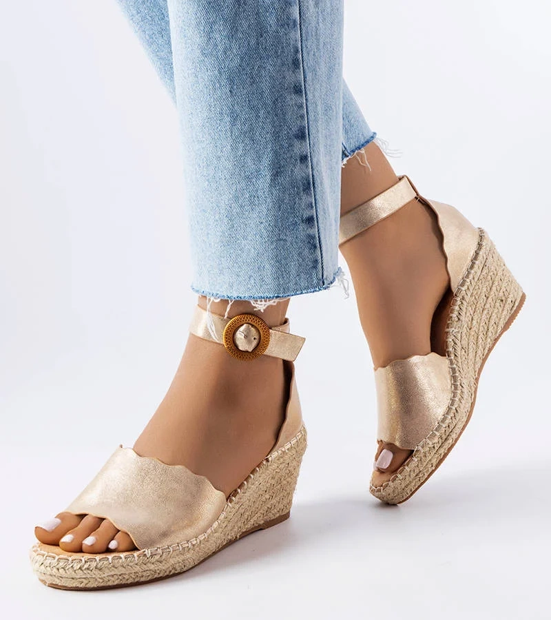 Złote espadryle na koturnie