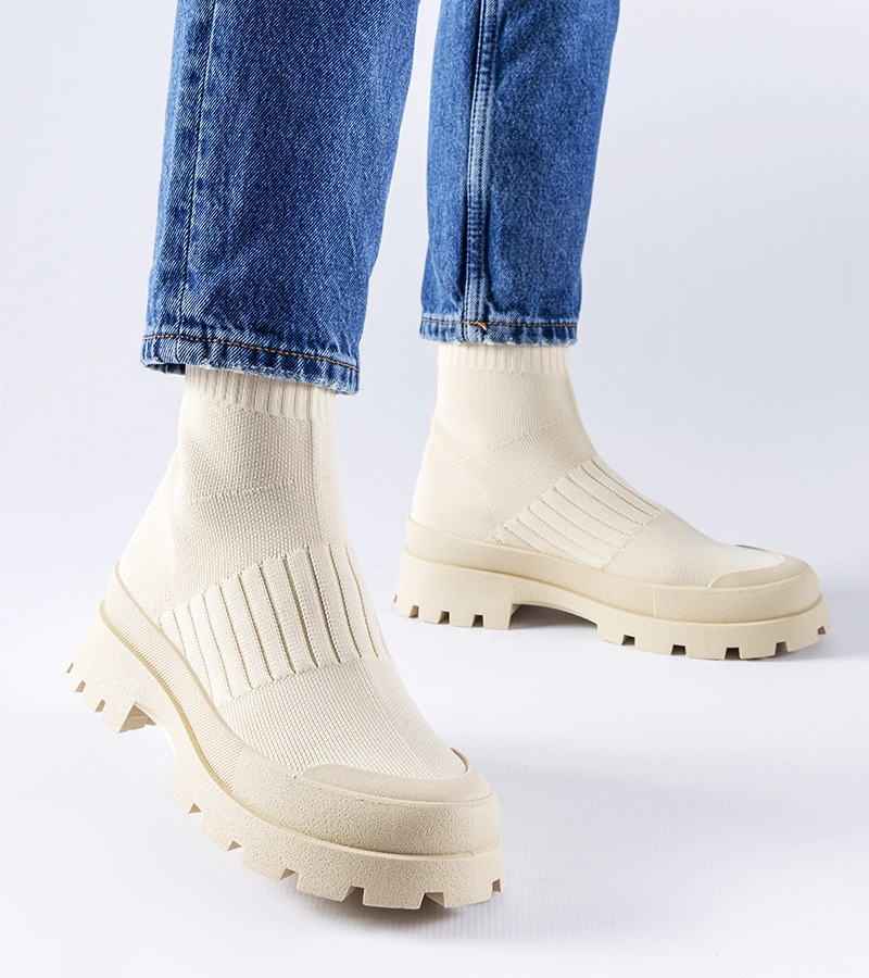 Beżowe sneakersy z elastyczną cholewką