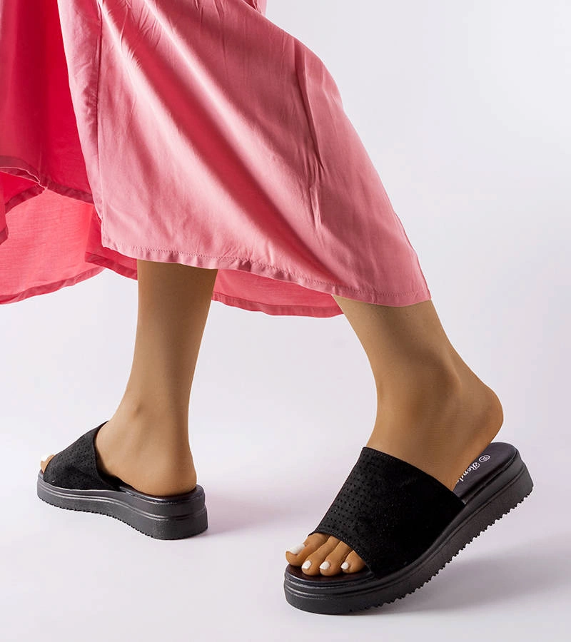 Czarne ażurowe klapki na platformie