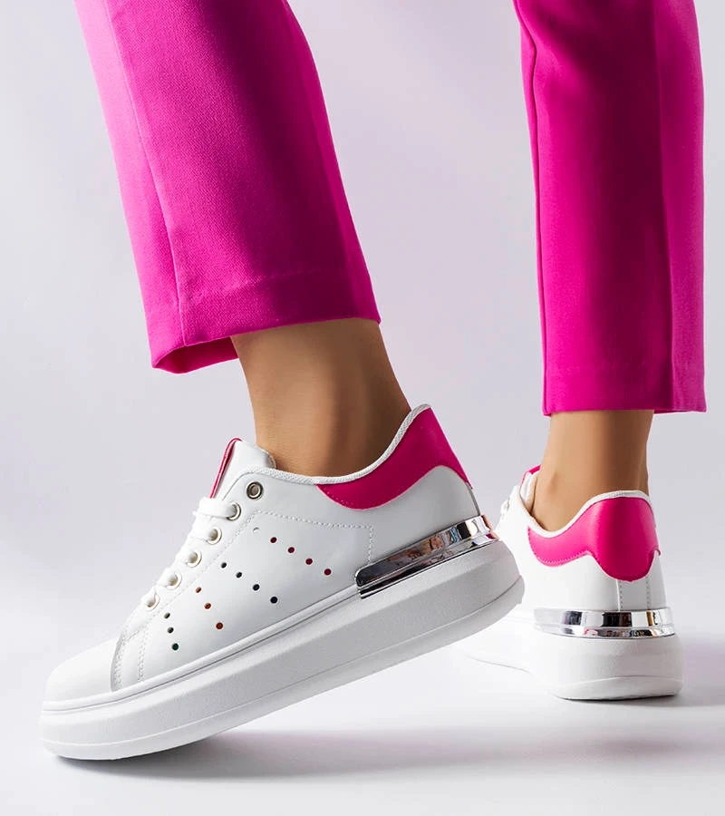 Białe sneakersy na grubej podeszwie ozdobione kolorową perforacją