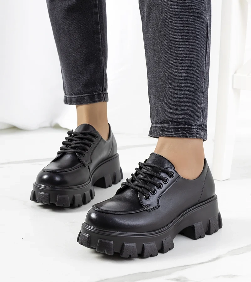 Czarne półbuty na wysokiej podeszwie