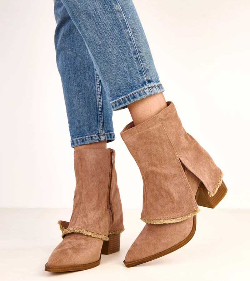 Hers Beżowe botki na słupku z wywiniętą cholewką