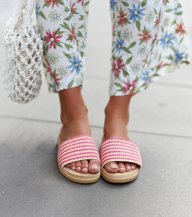 Czarne klapki z ozdobą