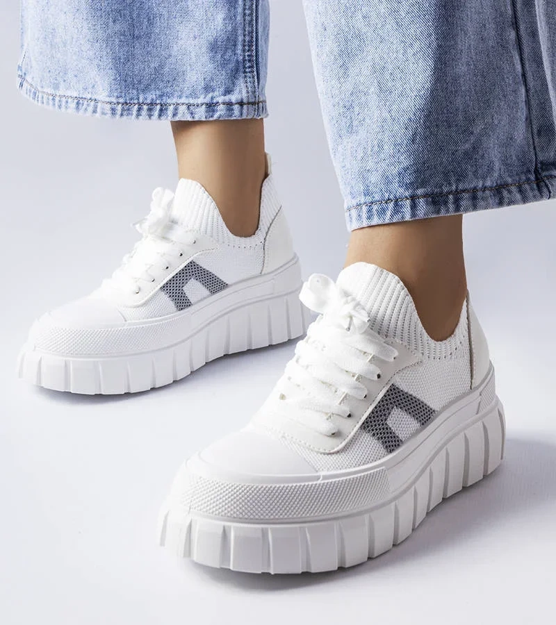 Białe trampki na wysokiej podeszwie