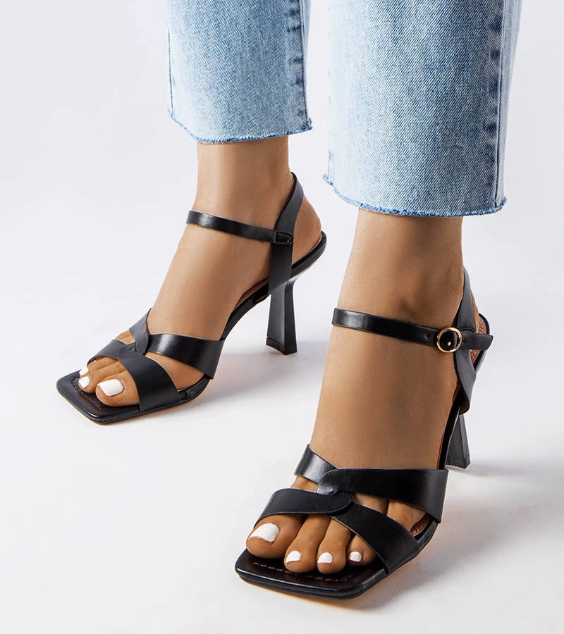 Czarne sandały na szpilce