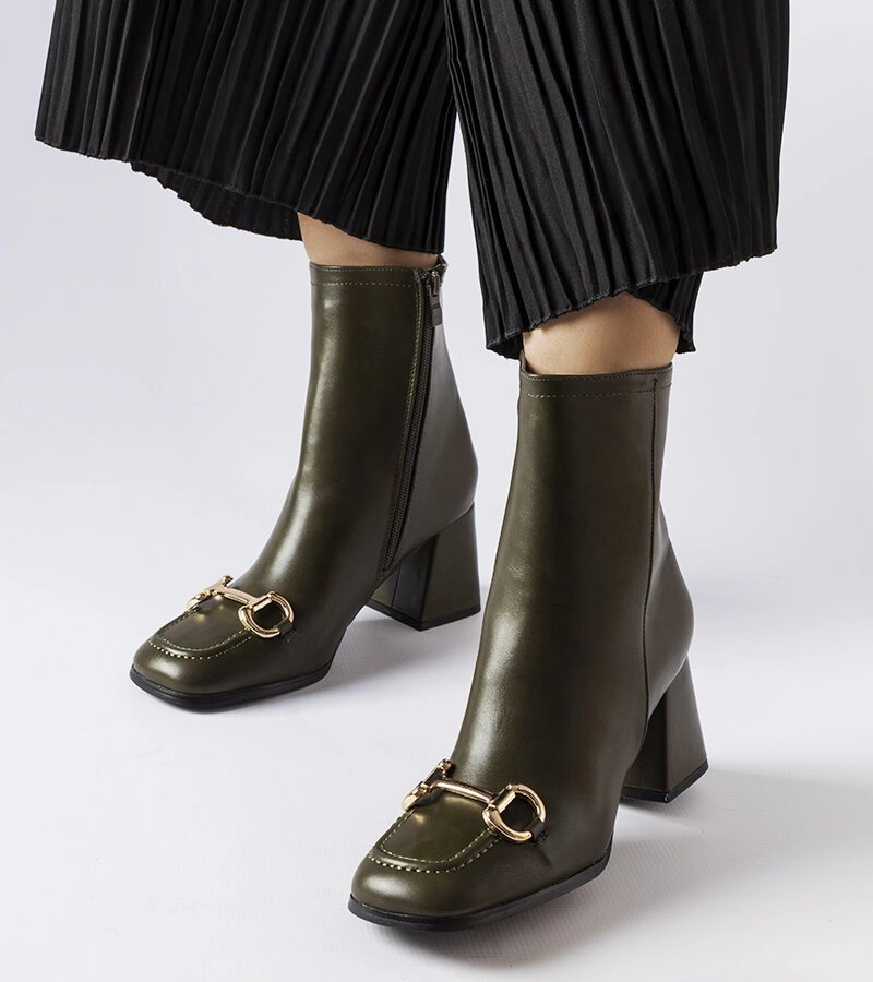 Zielone botki na słupku