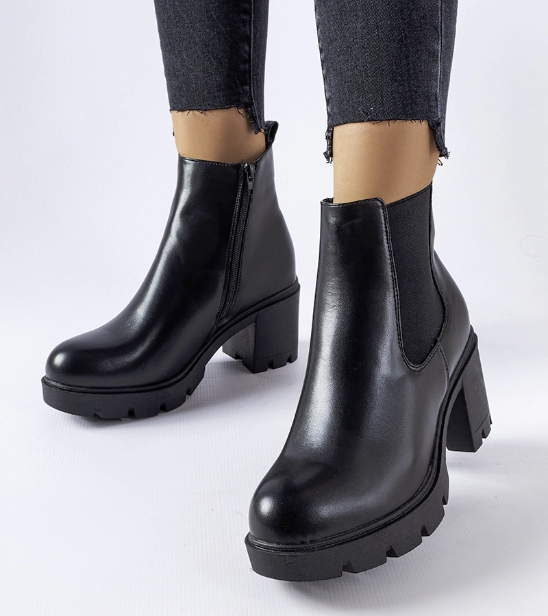 Czarne klasyczne botki na grubym słupku