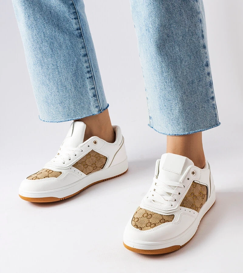 Białe sneakersy z ozdobną cholewką