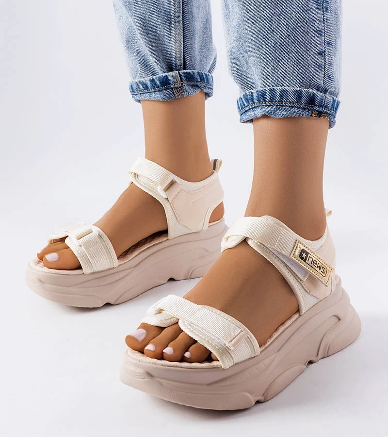 Beżowe sandały na platformie