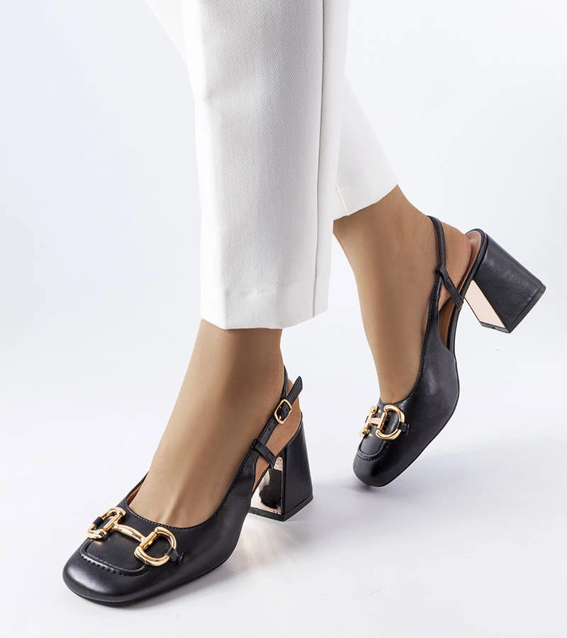 Czarne sandały na słupku zdobione złotą aplikacją