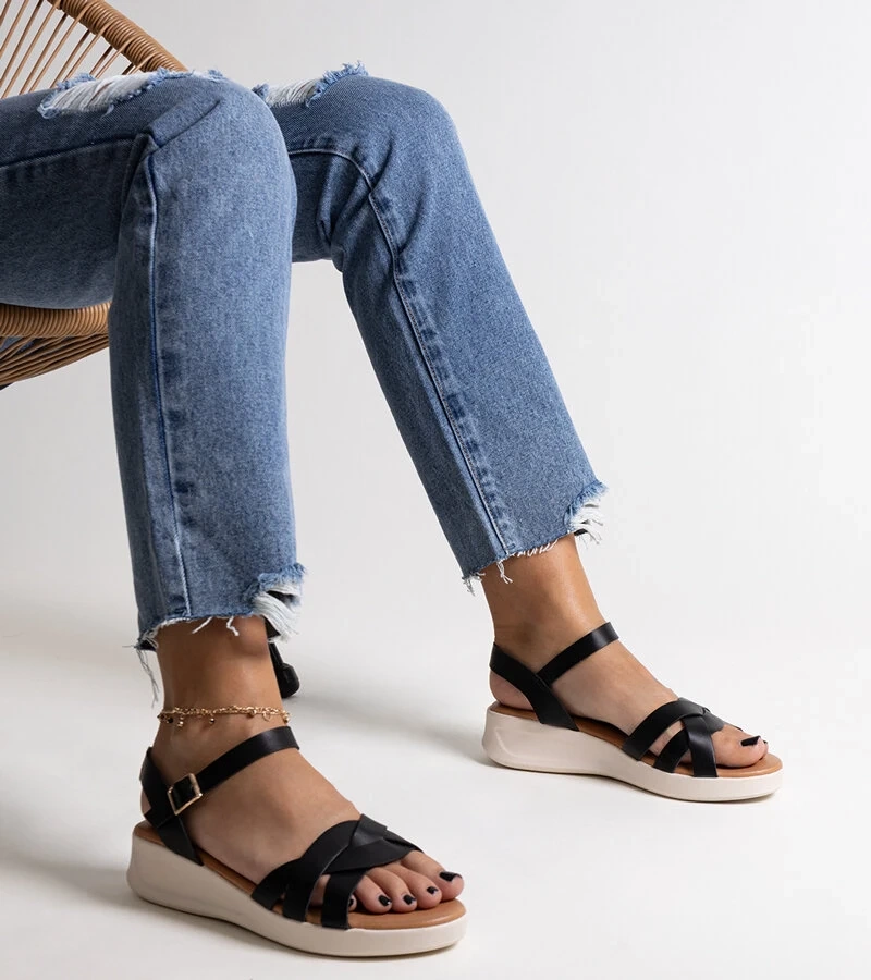 Czarne sandałki na niskiej koturnie