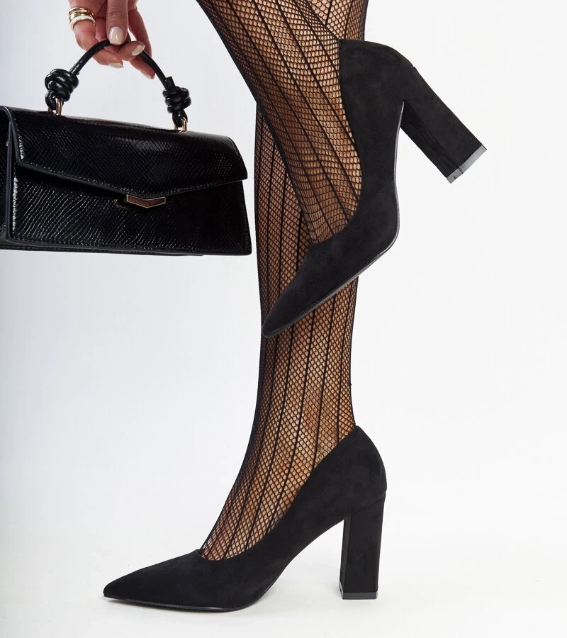 Czarne czółenka na wysokim słupku