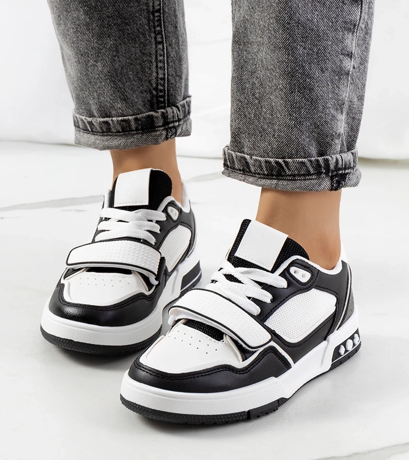 Czarne sneakersy na wysokiej podeszwie