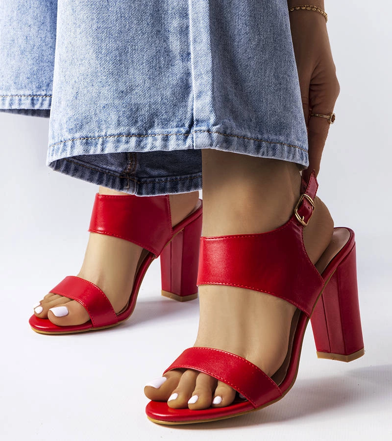 Czerwone sandały na słupku