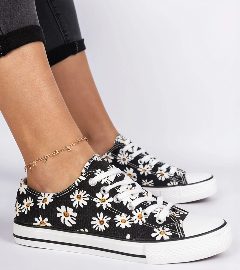 Hers Czarne trampki damskie materiałowe w kwiatuszki