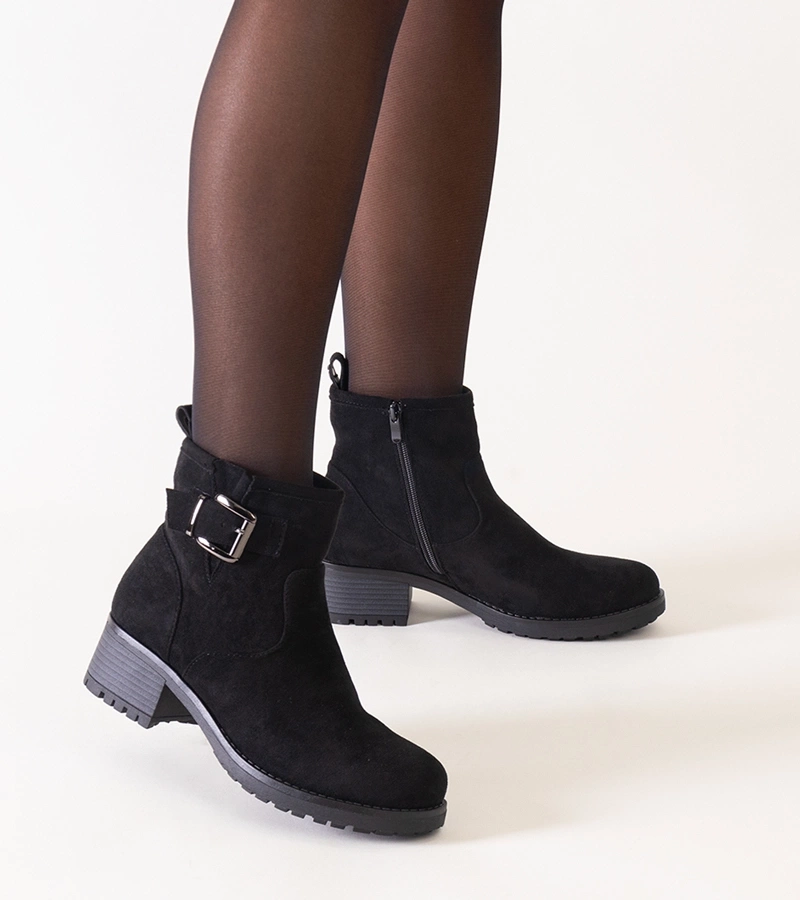 Czarne botki z metalową wstawką na niskim słupku eko-zamsz