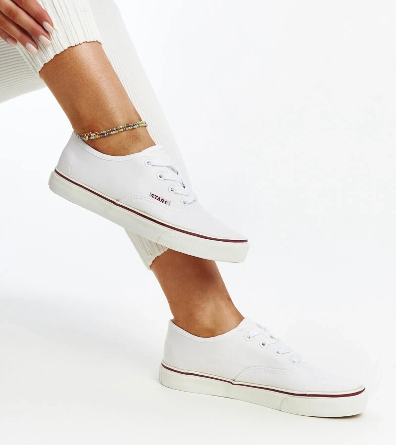 Białe klasyczne tenisówki