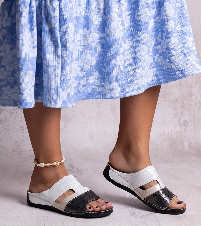 Czarno-białe klapki z połyskiem