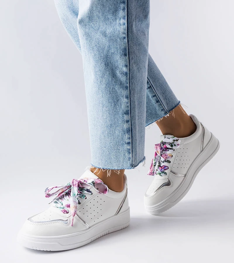 Białe sneakersy wiązane na wstązkę ze srebrną lamówką