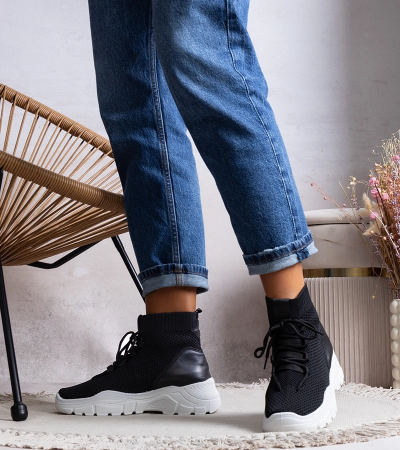 Czarne sneakersy za kostkę
