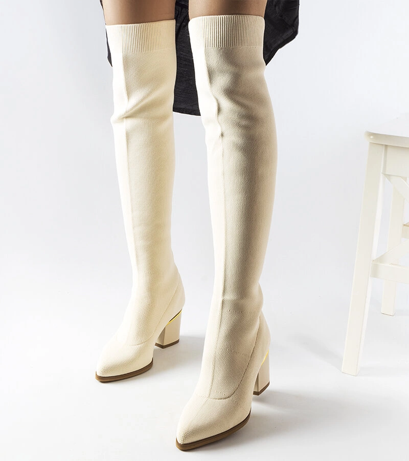 Beżowe kozaki z elastyczną cholewką