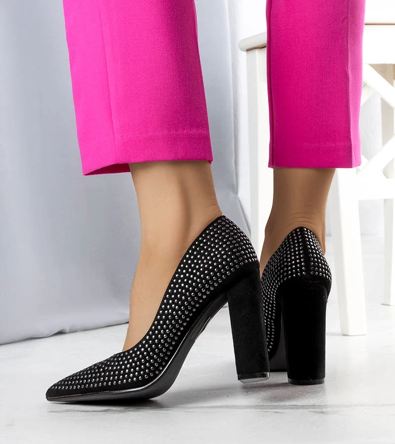 Czarne czółenka z ćwiekami