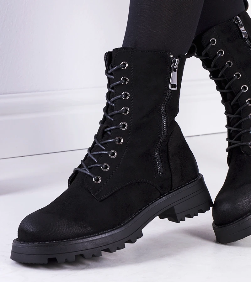 Czarne botki z ozdobnym zamkiem