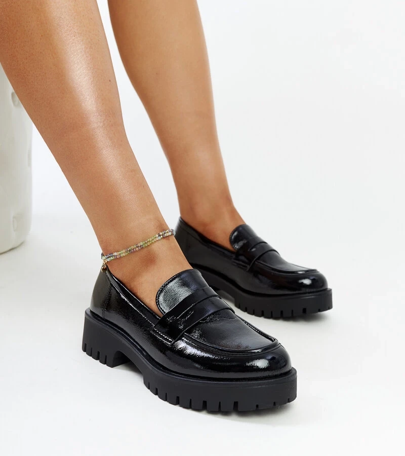 Czarne lakierowane półbuty ze skórzaną wkładką