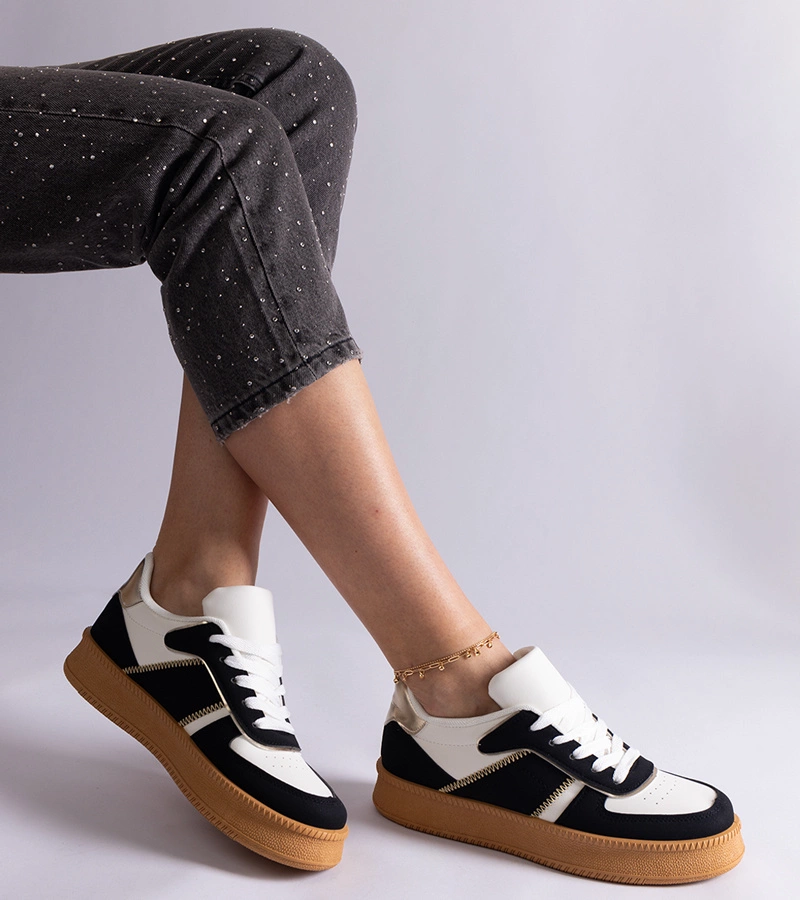Czarne sneakersy sznurowane na platformie