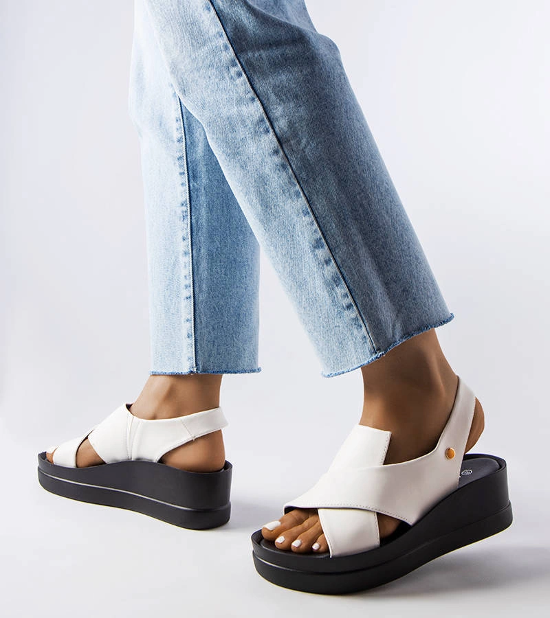 Białe sandały na koturnie