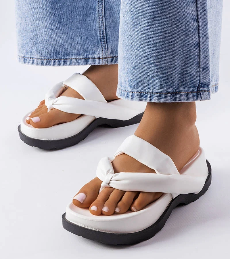Białe klapki typu japonki na platformie