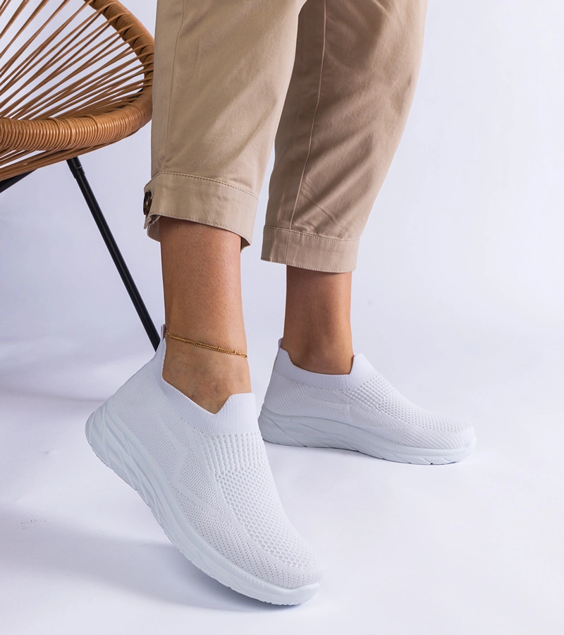Białe wsuwane sneakersy sportowe
