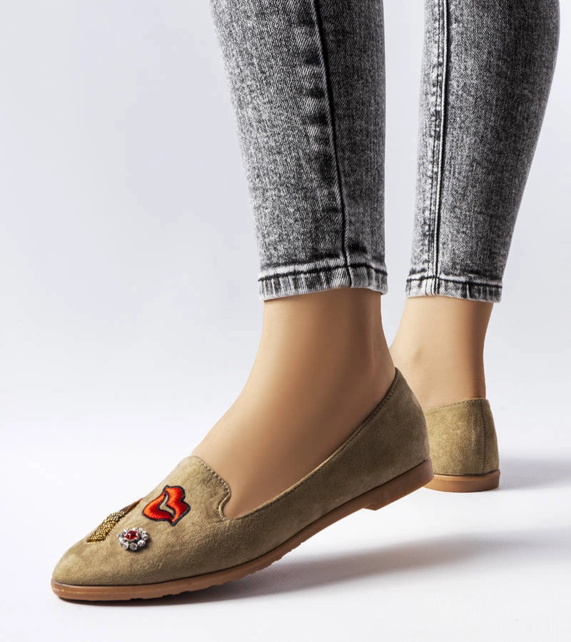 Zielone balerinki z ekologicznego zamszu ozdobione naszywkami