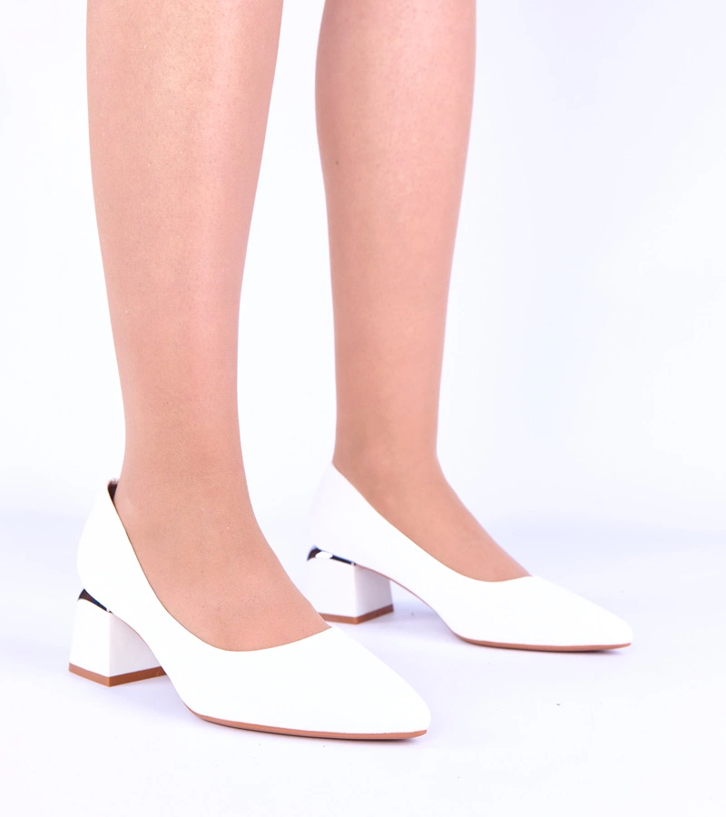 Hers Białe czółenka na niskim słupku ze srebrnym akcentem