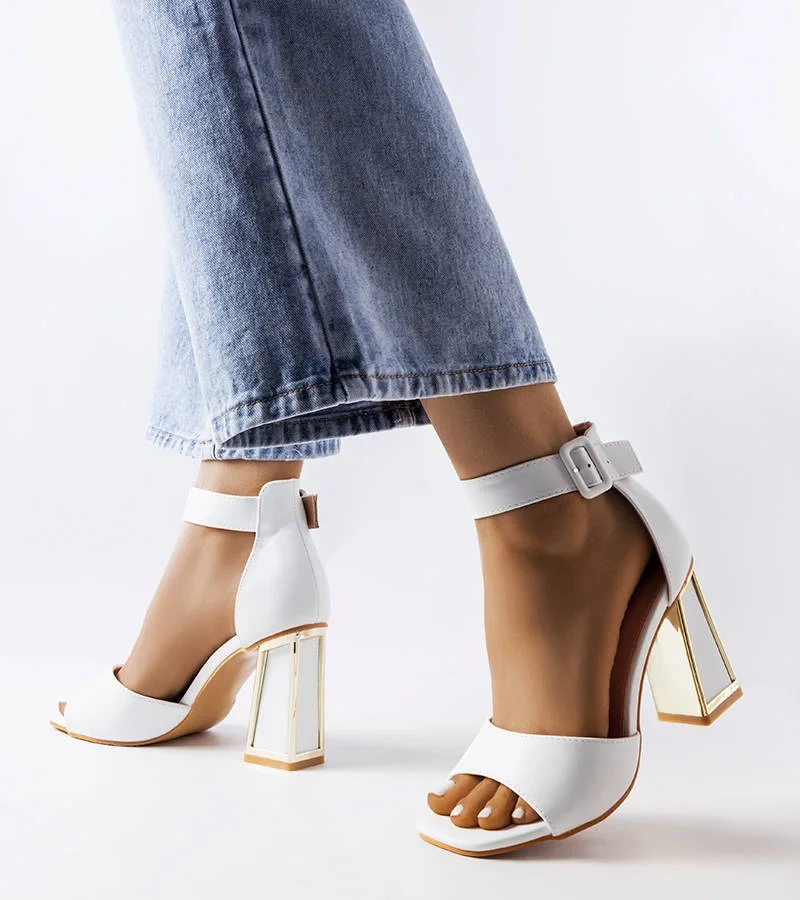 Białe sandały na słupku