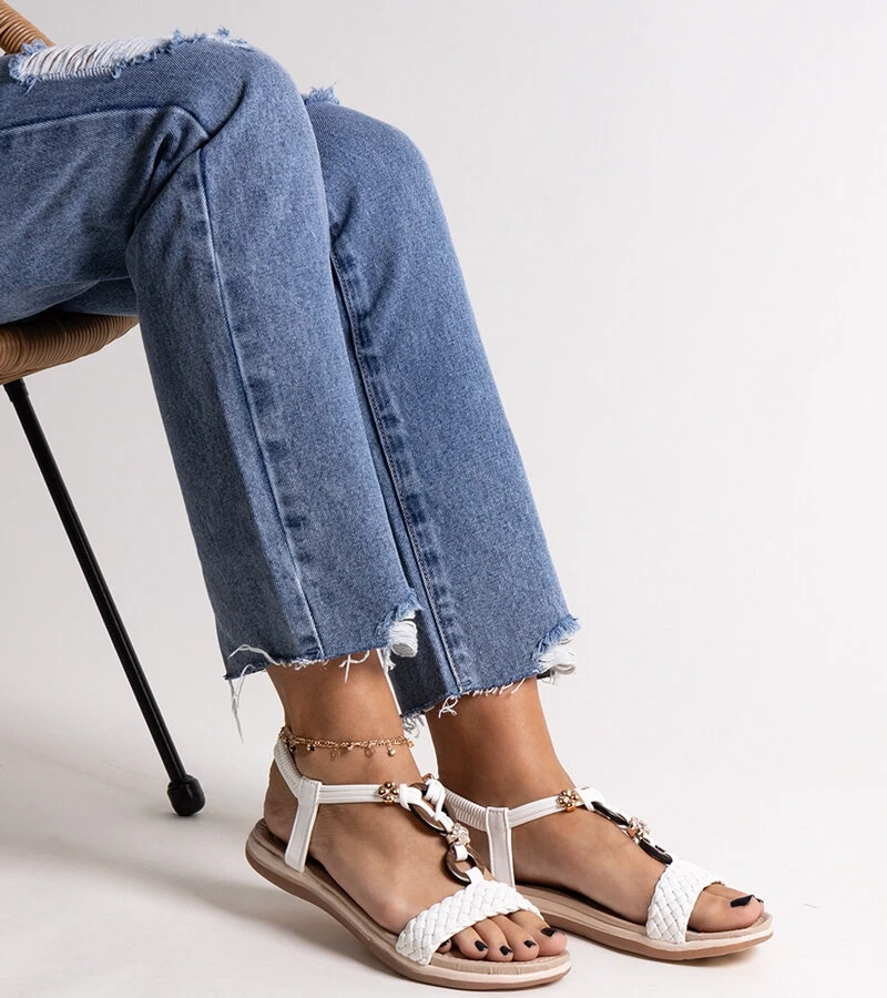 Białe sandałki plecione