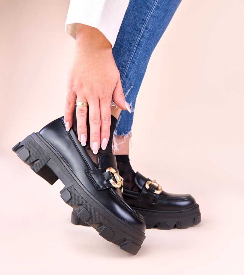 Hers Czarne mokasyny ze złotą ozdobą