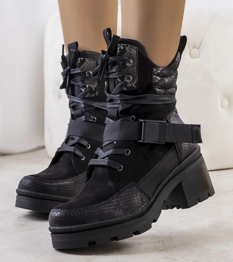 Czarne botki na słupku