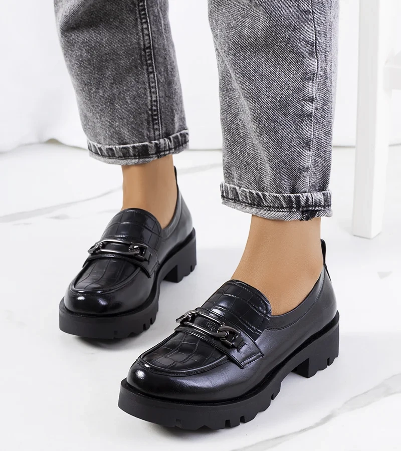 Czarne półbuty na wysokiej podeszwie