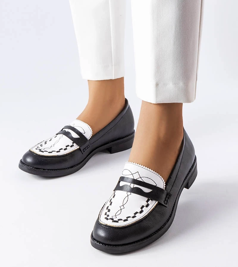 Czarne mokasyny z przeszyciami i biała wstawką