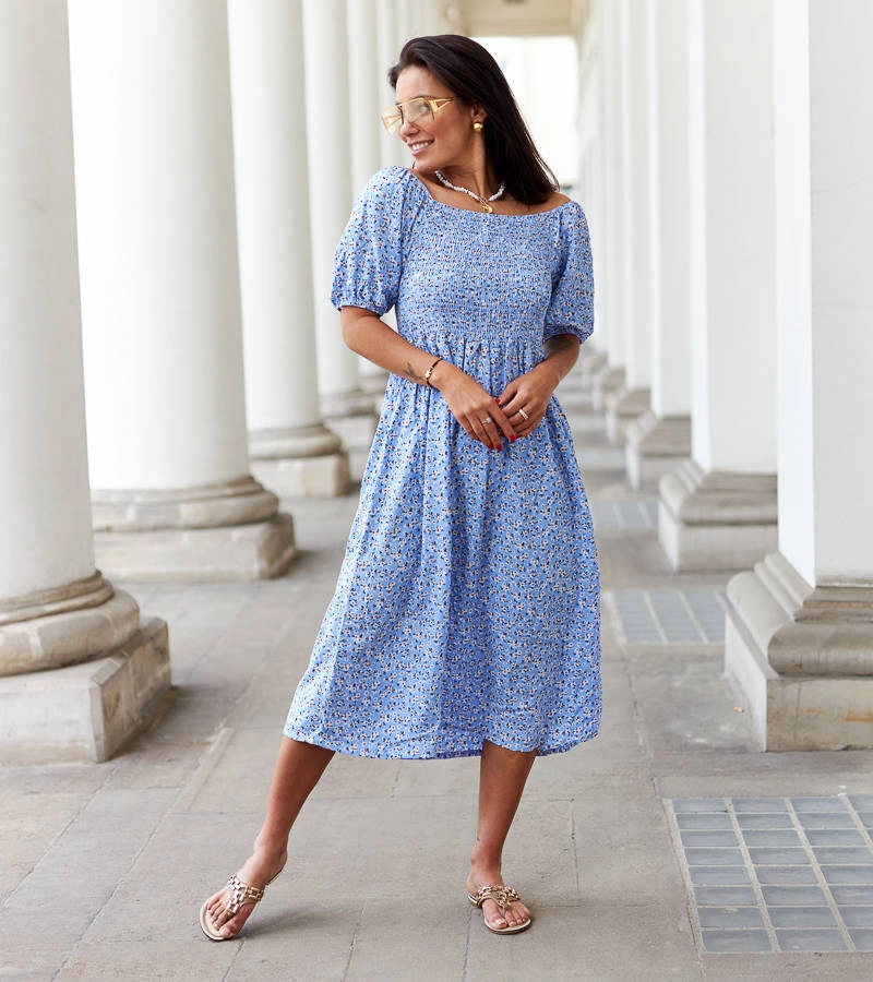 Niebieska sukienka midi w kwiaty