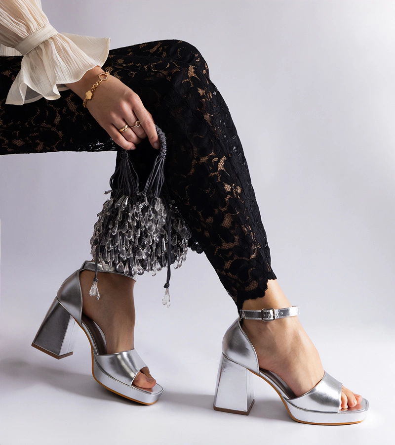 Srebrne sandały na masywnym obcasie