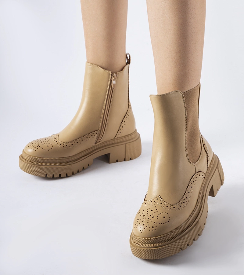 Ciemnobeżowe botki na płaskim obcasie