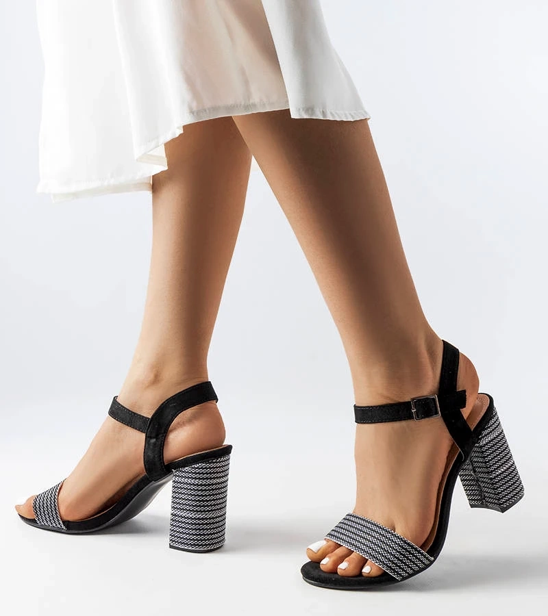 Czarne sandały na słupku zdobione srebrną nicią