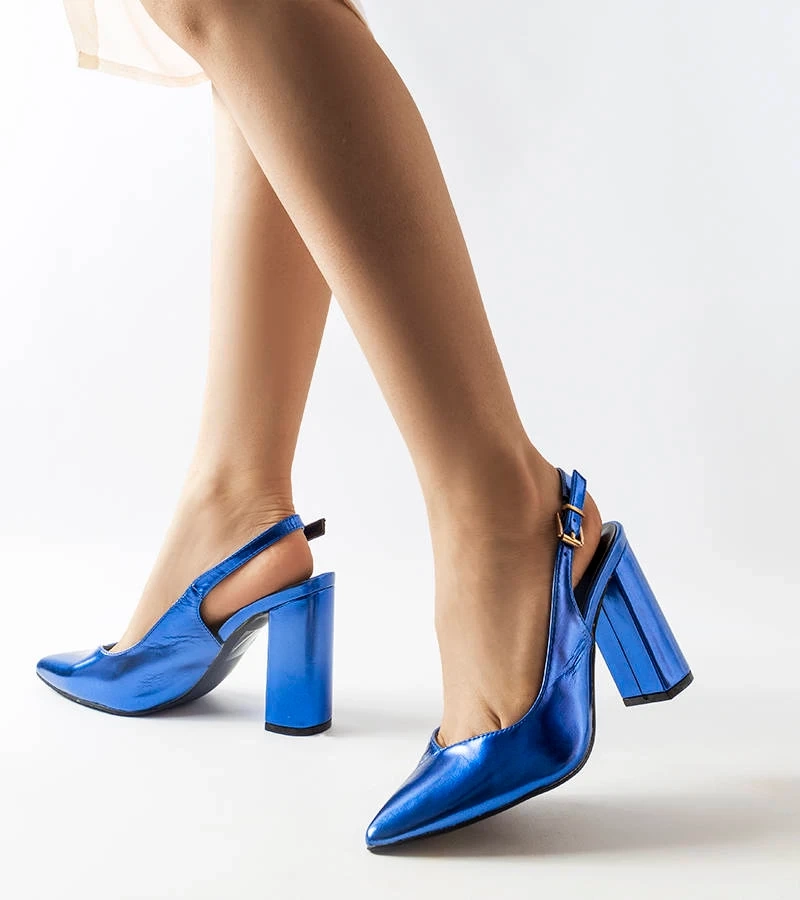 Granatowe czółenka na słupku